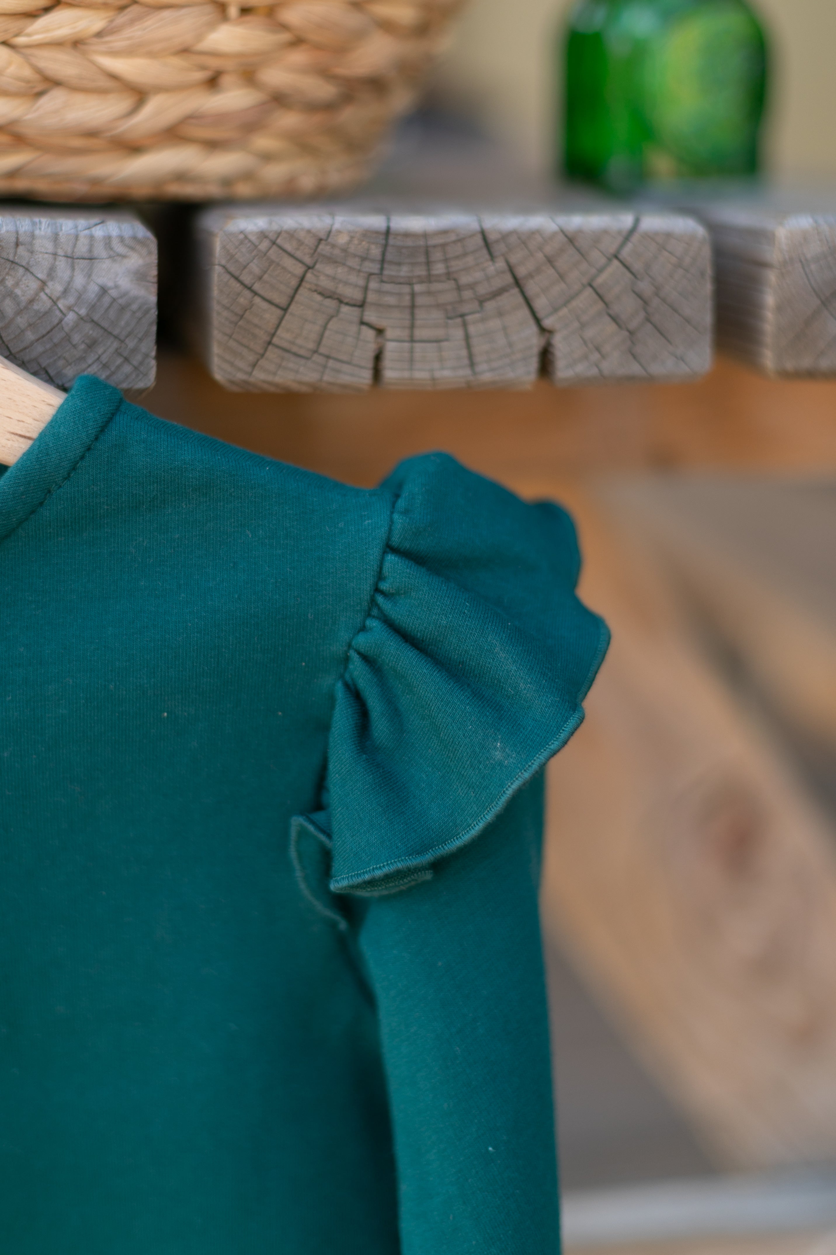 Sudadera verde botella volantes
